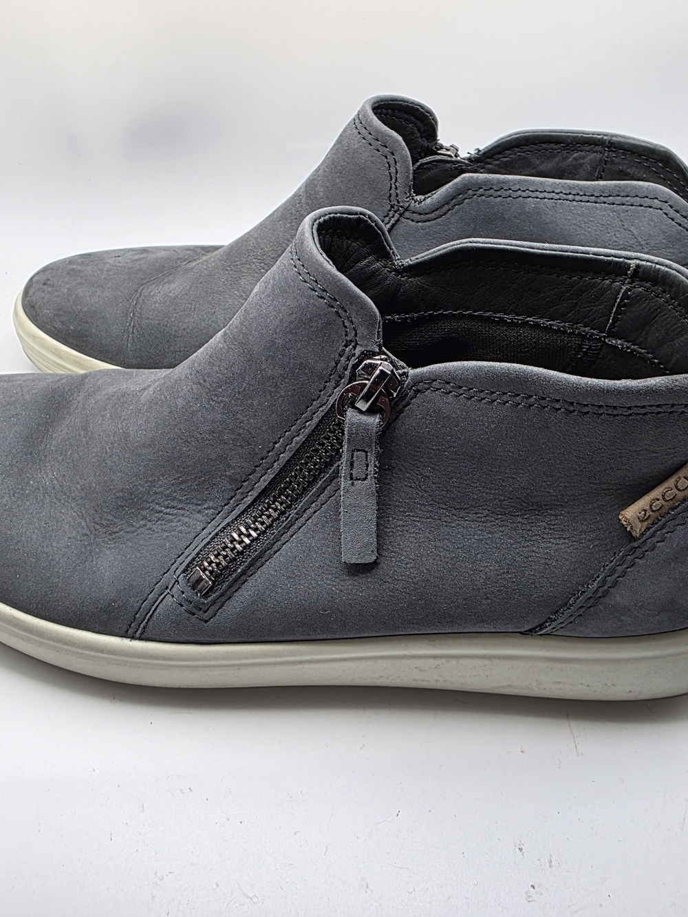Ecco Soft 7 Boots Womens Size 9 US Gray Leather Zip Ankle Booties Sneakers